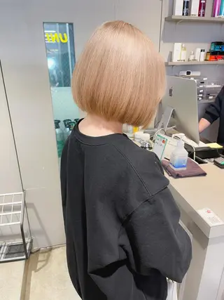 カラー ハイトーン×レイヤー カットTAKUMIのヘアスタイル