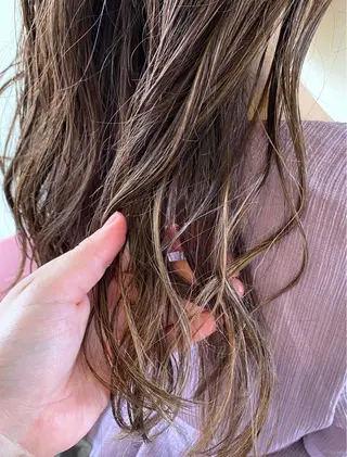 ロング カラー 中川 茜里のヘアスタイル
