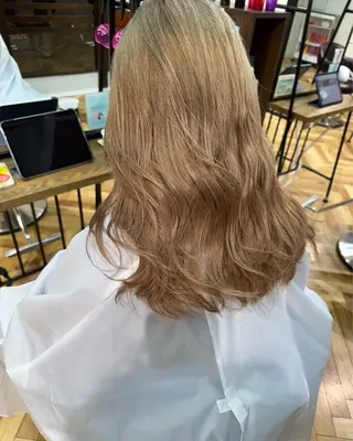 セミロング カラー パーマ ヘアアレンジ ハイトーン特化🤍 浦住のヘアスタイル