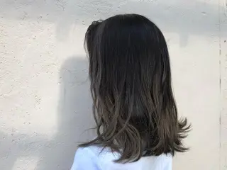 ミディアム カラー M. YURIのヘアスタイル