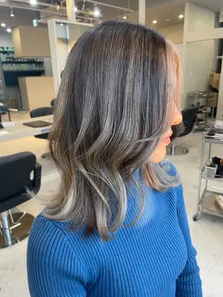 ミディアム カラー AKI 🐉のヘアスタイル