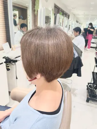 ショート カラー 清藤綾/脱白髪染め 白髪ぼかしハイライトのヘアスタイル