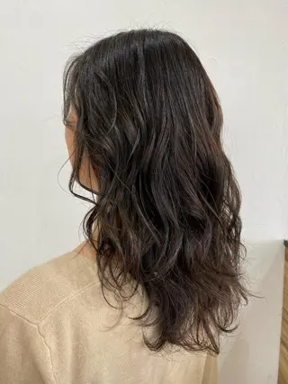 セミロング カラー ヘアアレンジ 暗髪カラー🫐パーマ おくだりんかのヘアスタイル