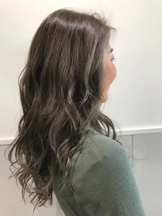 セミロング カラー 小栗 麻衣のヘアスタイル
