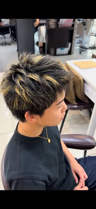 カラー メンズ メンズ特化シャドウパ ーマラウンドマッシュのヘアスタイル