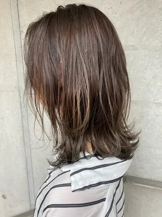 カラー 顔まわりレイヤー デザインカットのヘアスタイル