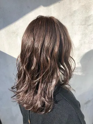 ミディアム カラー 佐藤 美聡のヘアスタイル