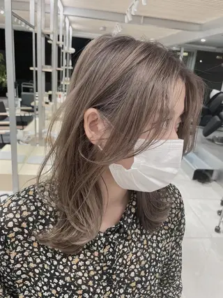 ミディアム カラー レイヤーカット 透明感カラーのヘアスタイル