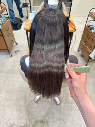 ミディアム パーマ 垢抜け小顔レイヤー オリーブ/スミレのヘアスタイル