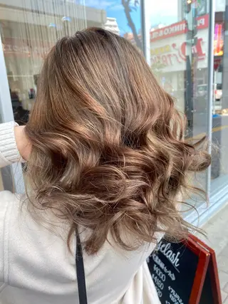 ミディアム デザインカラー✨新倉 佑奈のヘアスタイル