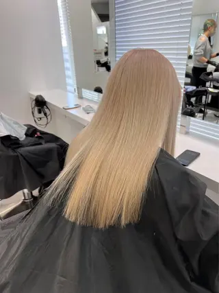 セミロング カラー ヘアアレンジ 🫧モテる💗ダメー ジレスハイトーン🫧のヘアスタイル