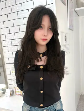 ロング カラー LOMARLIE JURIAのヘアスタイル
