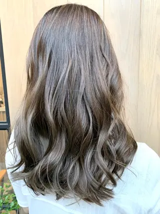 セミロング カラー ハイライトが 得意なニキです😊のヘアスタイル