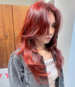 セミロング カラー 海外レイヤー/赤み 消しカラー/上原聖奈のヘアスタイル