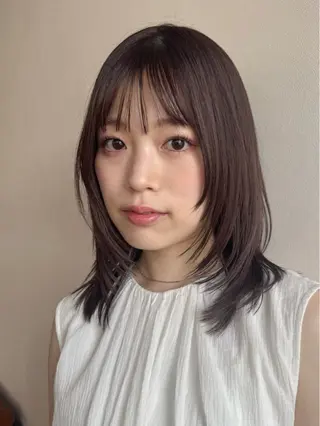ミディアム まほ／レイヤーカット /透明感カラーのヘアスタイル