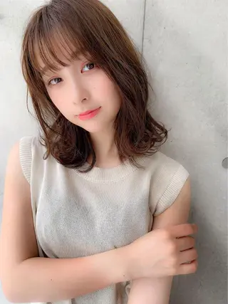 ミディアム カラー レイヤーカット 透明感カラーのヘアスタイル