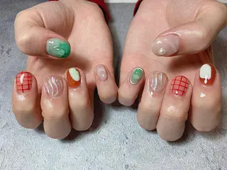 ショート カラー ネイル マツエク・マツパ illum hicariのネイルデザイン