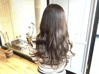 ロング カラー ツキダテ ユイのヘアスタイル