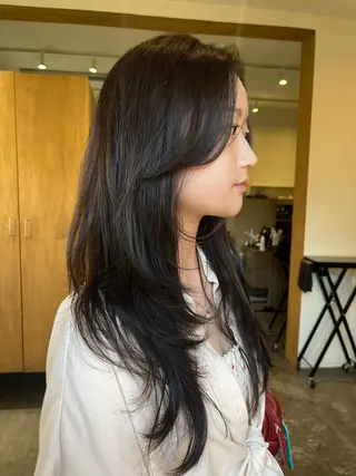 ロング YUI／レイヤー カット/透明感カラーのヘアスタイル