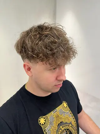 ショート パーマ メンズ ⚡メンズパーマフ ェードカットTomyのヘアスタイル