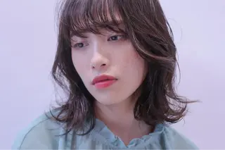 ミディアム & kuのヘアスタイル