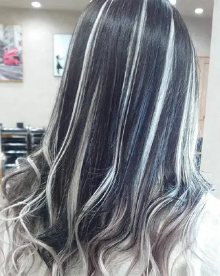 ミディアム カラー ヘアアレンジ 🍑🧋ハイトーン 暖色カラーlucaのヘアスタイル