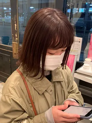 ミディアム SAKINO． ベージュカラーのヘアスタイル
