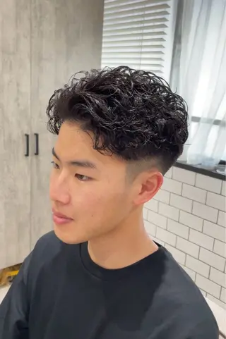 ショート パーマ メンズ ホワイトカラー/ ピンクベージュにったのヘアスタイル