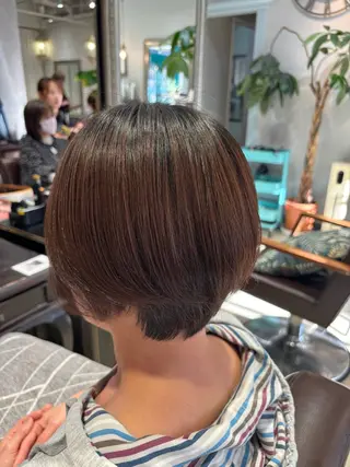 ショート ツヤ感カラーレイヤー カット川野莉空のヘアスタイル