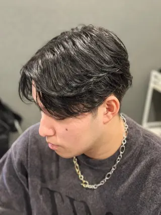 カラー メンズ arika オケシ　リョウダイのヘアスタイル