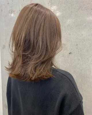 ミディアム カラー オリーブ/アッシュ やわらか透明感カラーのヘアスタイル