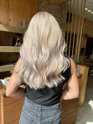 セミロング カラー FoibyBelle ﾌｫﾜﾊﾞｲﾍﾞﾙのヘアスタイル