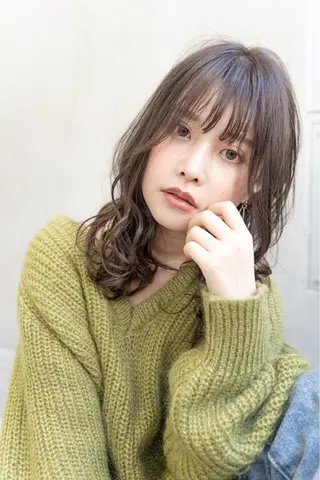 ミディアム カラー パーマ ハイトーン/レイヤー 💜Akaneのヘアスタイル