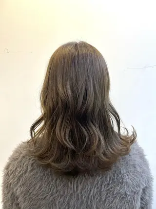 セミロング カラー 岩谷 愛依のヘアスタイル