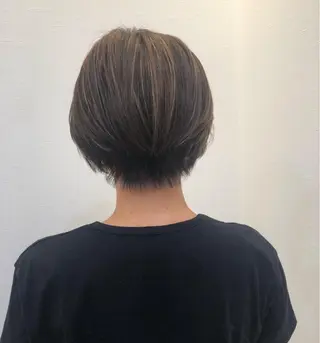 ショート カラー ツノガイ エリのヘアスタイル