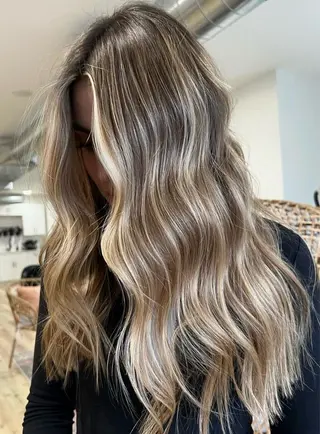 ロング カラー 🌸MAYU🌸 ハイトーン➕レイヤーのヘアスタイル