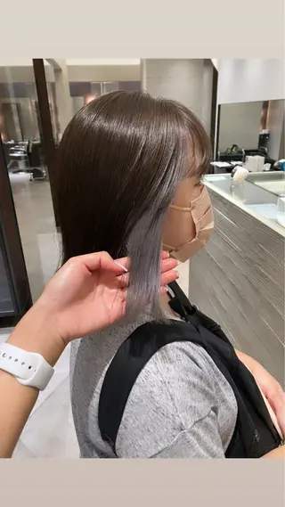 ミディアム カラー サキ🤍ハイトーン 🩰くびれ巻きヘアのヘアスタイル