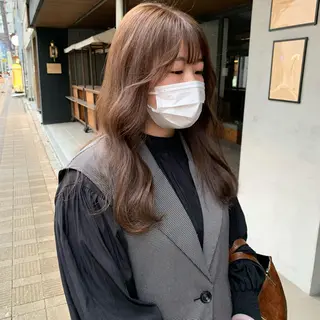 ロング SAKINO． ベージュカラーのヘアスタイル
