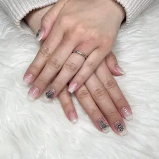 ミディアム see love gritterのネイルデザイン