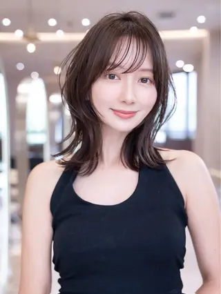 ミディアム カラー レイヤー/ベージュ ヒヨリ/渋谷のヘアスタイル