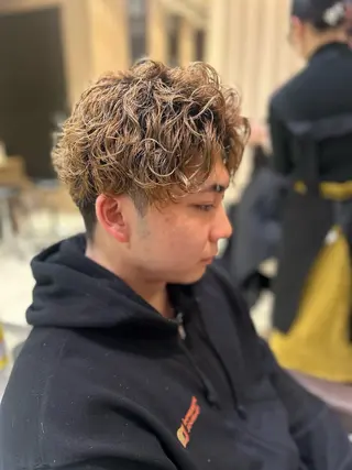 ショート パーマ メンズ ハイトーン× デザイン　Runoのヘアスタイル