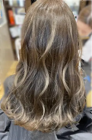 セミロング 岡村 真子のヘアスタイル