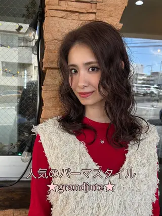 ミディアム カラー grand juteのヘアスタイル