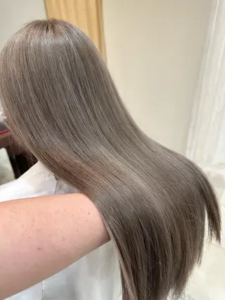 ロング 千葉ハイトーンカラー KASUMIのヘアスタイル