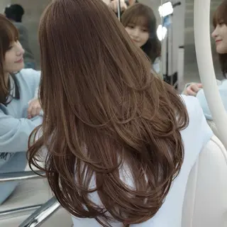 ロング がわ/ハイレイヤー /ハイトーンカラーのヘアスタイル
