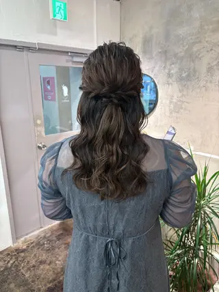 セミロング ヘアアレンジ karin🌛ボブ／ 透明感たっぷりカラーのヘアスタイル