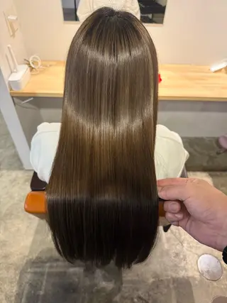 ロング GENIEE/堀江 髪質改善/ハイトーンのヘアスタイル