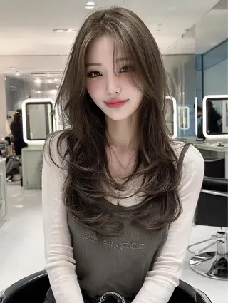 ミディアム カラー 塩入ひろの、韓国ヘア 梅田/束感まつ毛のヘアスタイル