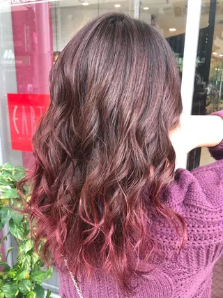 セミロング デザインカラー✨新倉 佑奈のヘアスタイル