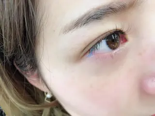 マツエク・マツパ レイヤーカット✖️ 柔らかベージュカラーのヘアスタイル